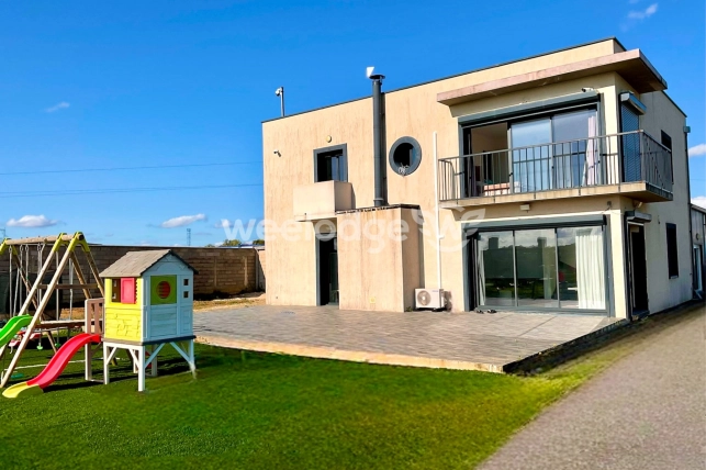 Maison à vendre 9 pièces de 260 m² à Saint-Germain-Laval