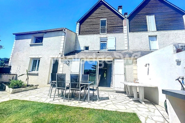 Maison à vendre 8 pièces de 163 m² à Jouy-le-Moutier