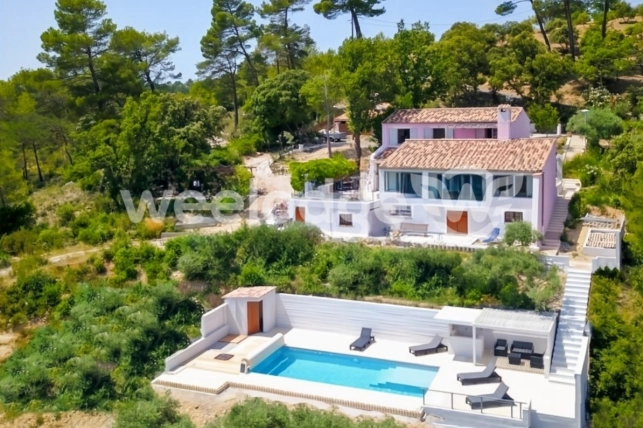 Maison à vendre 9 pièces de 161,01 m² à Esparron-de-Verdon