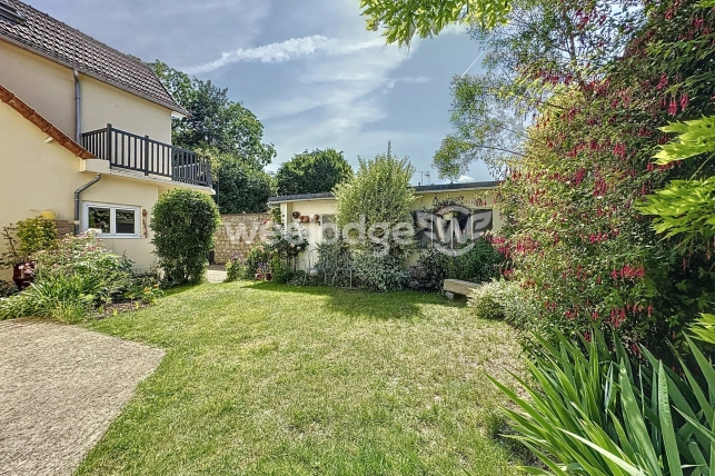 Maison à vendre 8 pièces de 143 m² à Maurecourt