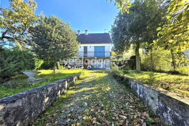 Maison à vendre 6 pièces de 132 m² à Saint-Thibault-des-Vignes