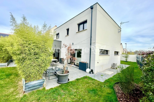Maison à vendre 6 pièces de 142,15 m² à Jouy-le-Moutier