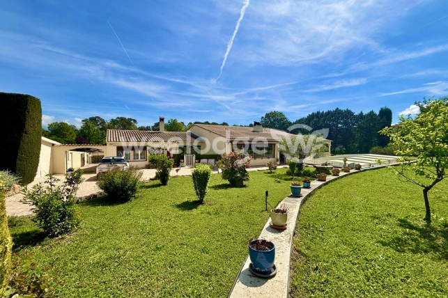 Maison à vendre 9 pièces de 225 m² à Montauroux