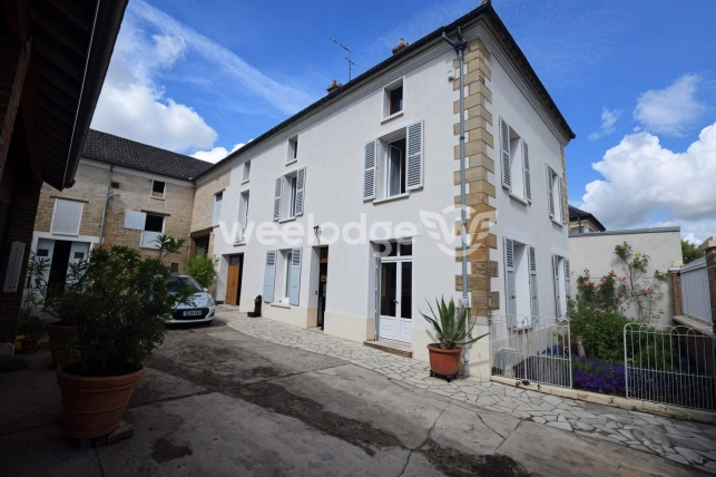 Maison à vendre 10 pièces de 247 m² à Jouy-le-Moutier