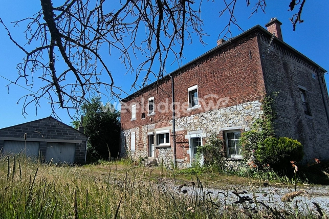Maison à vendre 9 pièces de 140 m² à Saint-Remy-Chaussée