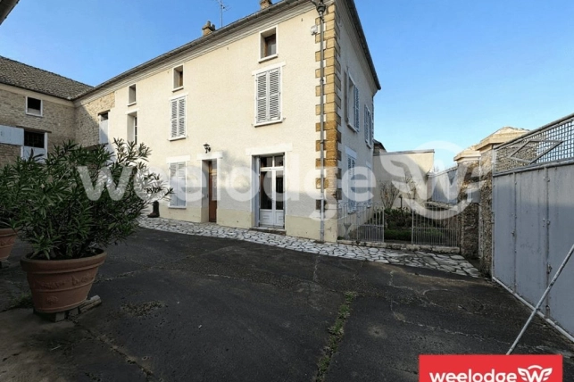 Maison à vendre 10 pièces de 505 m² à Jouy-le-Moutier