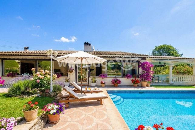 Maison à vendre 9 pièces de 225 m² à Mandelieu-la-Napoule