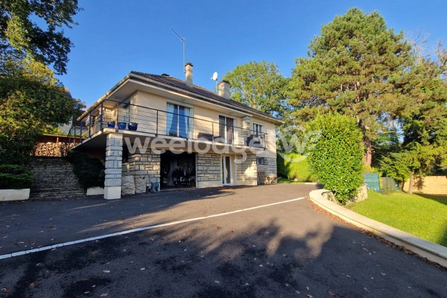 Maison à vendre 6 pièces de 133 m² à Jouy-le-Moutier