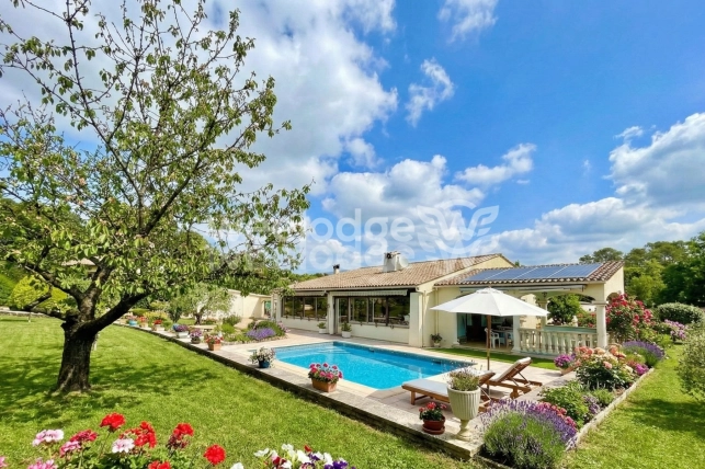 Maison à vendre 9 pièces de 225 m² à Montauroux