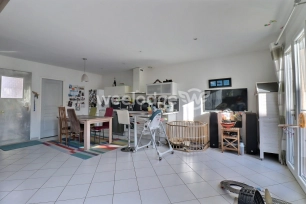 Maison à vendre 4 pièces de 77 m² à La Fare-les-Oliviers