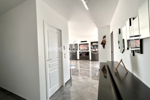 Maison à vendre 9 pièces de 260 m² à Saint-Germain-Laval