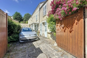 Maison à vendre 10 pièces de 280 m² à Jouy-le-Moutier