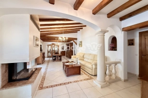 Maison à vendre 9 pièces de 225 m² à Montauroux