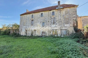 Maison à vendre 11 pièces de 536,4 m² à Puymoyen