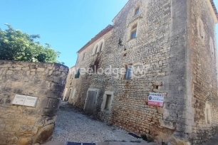 Maison à vendre 10 pièces de 260 m² à Saint-Christol