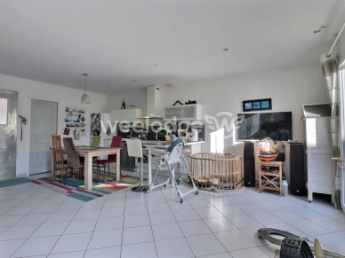 Maison à vendre 4 pièces de 77 m² à La Fare-les-Oliviers