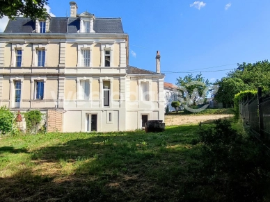 Maison à vendre 6 pièces de 210 m² à Ruelle-sur-Touvre