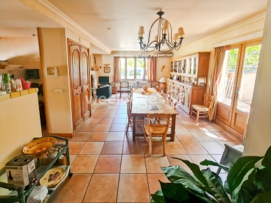 Maison à vendre 12 pièces de 240,86 m² à Allemagne-en-Provence