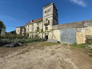 Maison à vendre 11 pièces de 536,4 m² à Puymoyen