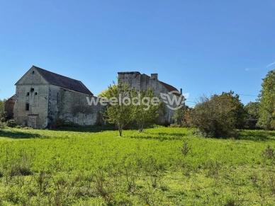 Maison à vendre 11 pièces de 536,4 m² à Puymoyen