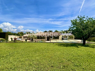 Maison à vendre 9 pièces de 225 m² à Montauroux