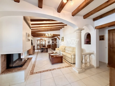 Maison à vendre 9 pièces de 225 m² à Montauroux