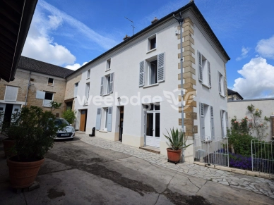 Maison à vendre 10 pièces de 247 m² à Jouy-le-Moutier