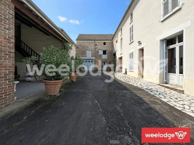 Maison à vendre 10 pièces de 505 m² à Jouy-le-Moutier