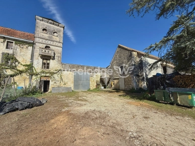 Maison à vendre 11 pièces de 536,4 m² à Puymoyen