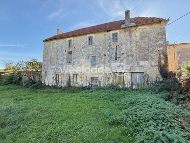 Maison à vendre 11 pièces de 536,4 m² à Puymoyen