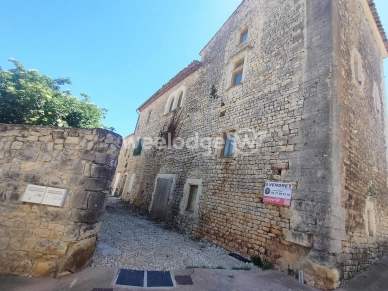 Maison à vendre 10 pièces de 260 m² à Saint-Christol