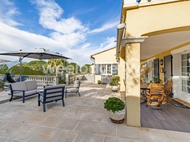 Maison à vendre 7 pièces de 205 m² à Mandelieu-la-Napoule