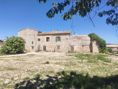 Maison à vendre 10 pièces de 260 m² à Saint-Christol