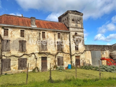 Maison à vendre 11 pièces de 536,4 m² à Puymoyen