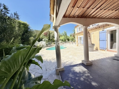 Maison à vendre 6 pièces de 145 m² à Les Adrets-de-l'Estérel