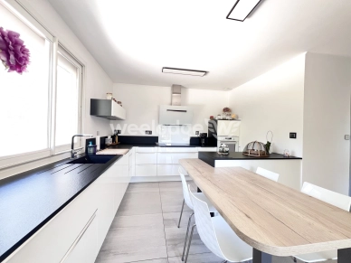 Maison à vendre 6 pièces de 150 m² à Saint-Laurent-des-Arbres