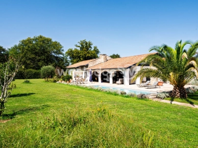 Maison à vendre 6 pièces de 270,56 m² à Urrugne
