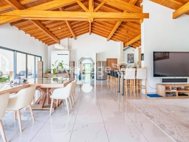 Maison à vendre 6 pièces de 270,56 m² à Urrugne