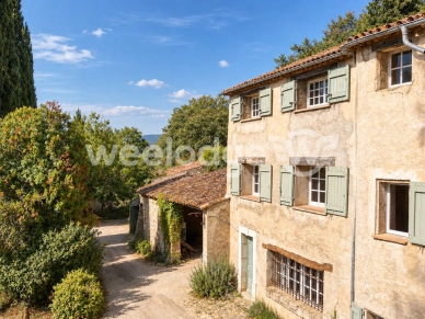 Maison à vendre 10 pièces de 213,75 m² à Fayence